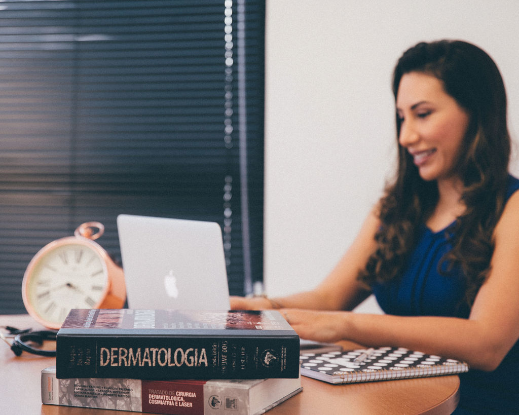 Dra. Lívia Bessa realizando consulta dermatológica