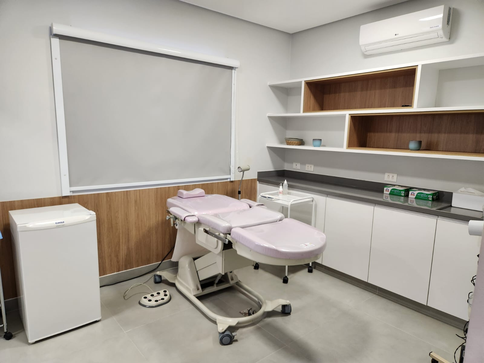 Sala de procedimentos dermatológicos da clínica Dra. Lívia Bessa