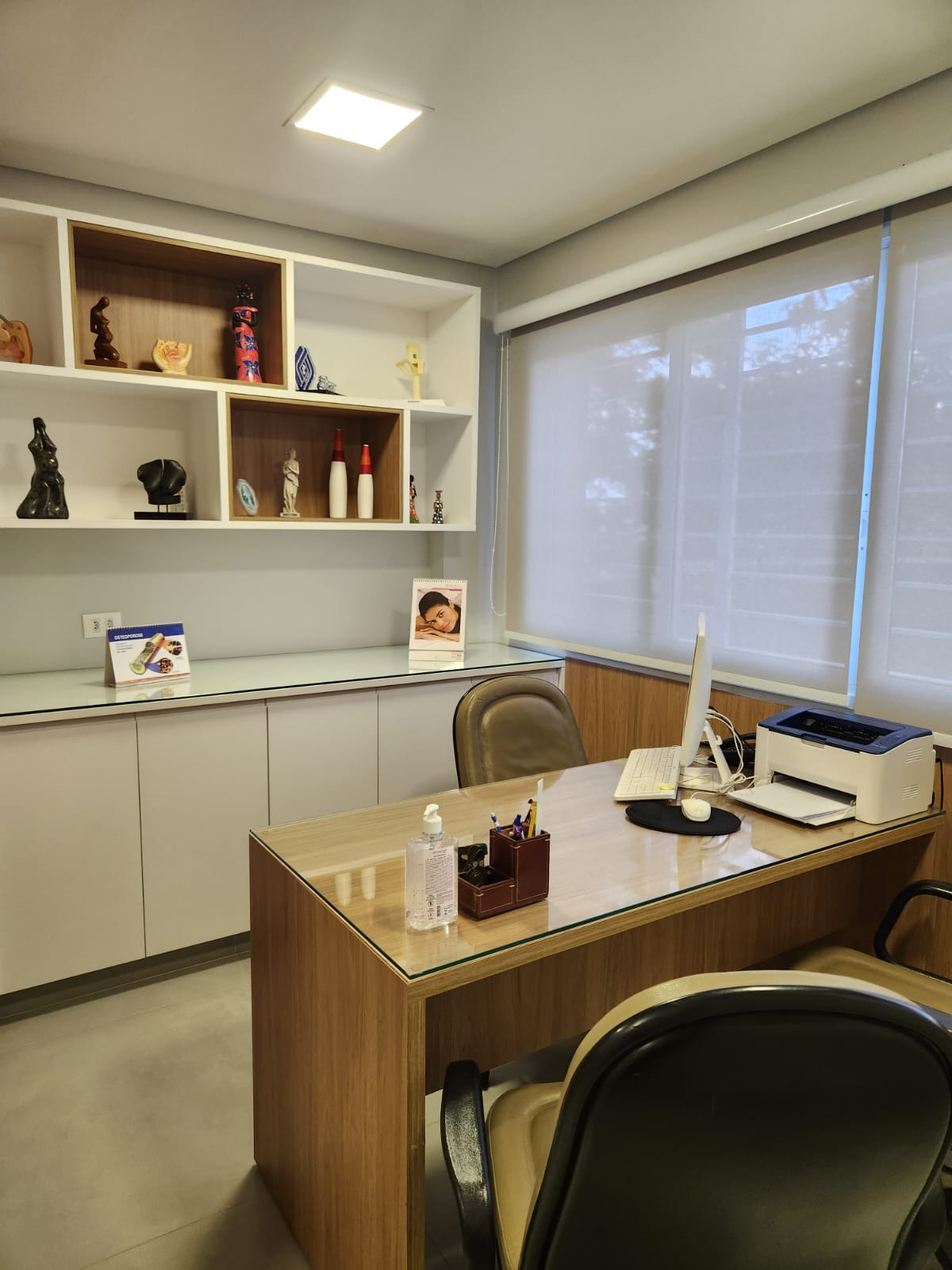 Consultório de dermatologia com equipamentos modernos