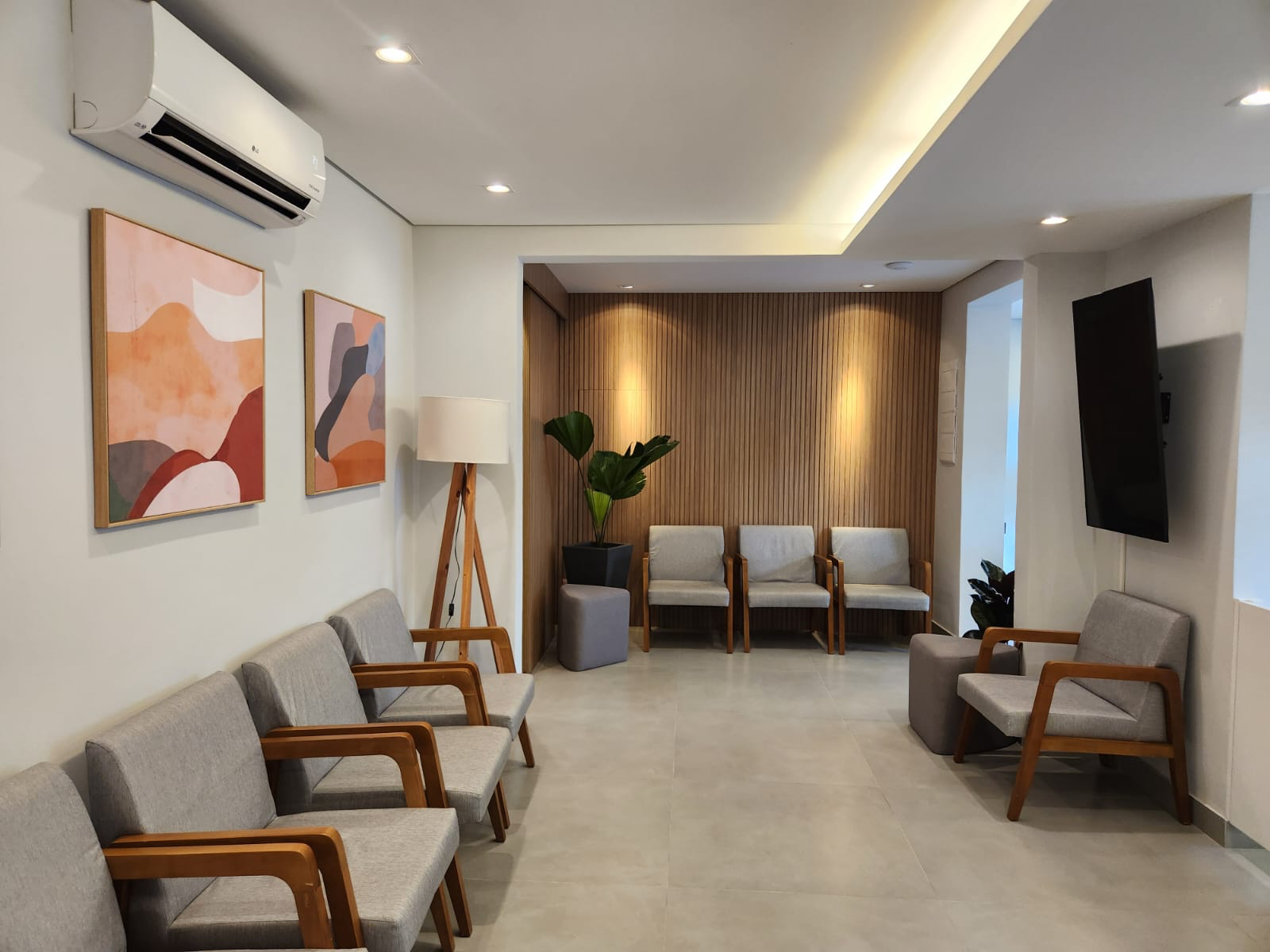 Sala de espera confortável da clínica de dermatologia