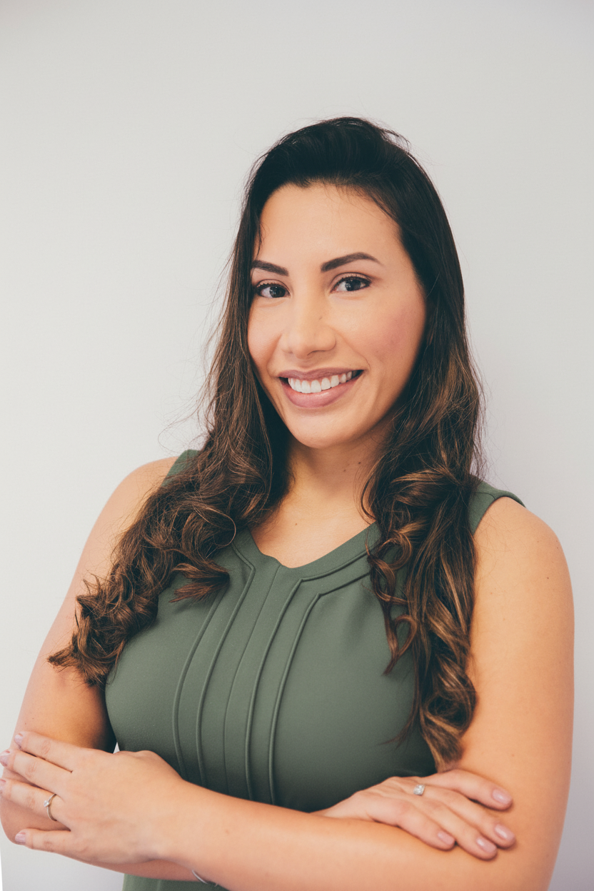 Dra. Lívia Bessa, dermatologista formada pela USP